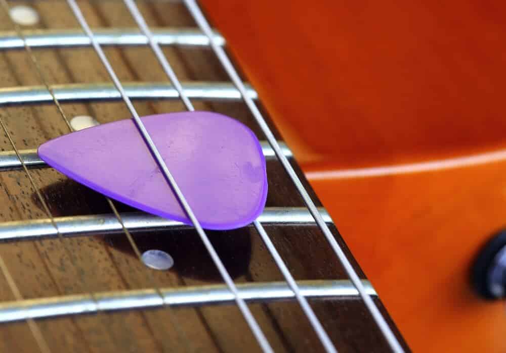 bien tenir un mediator guitare plectre guitare