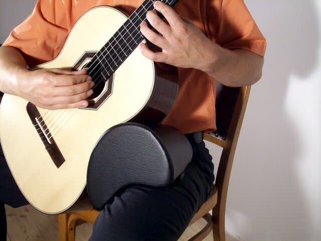 bonne posture pour jouer de la guitare