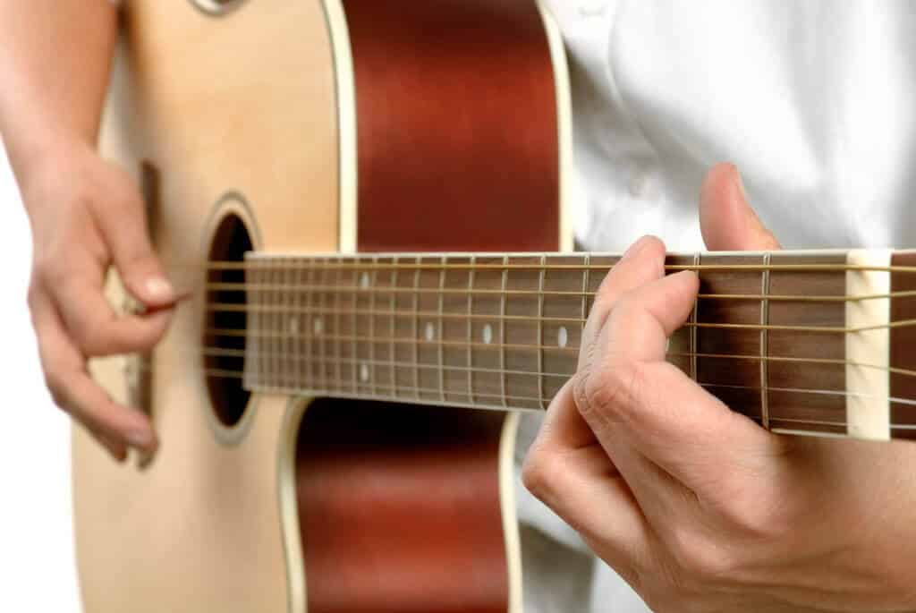 comment jouer de la guitare acoustique