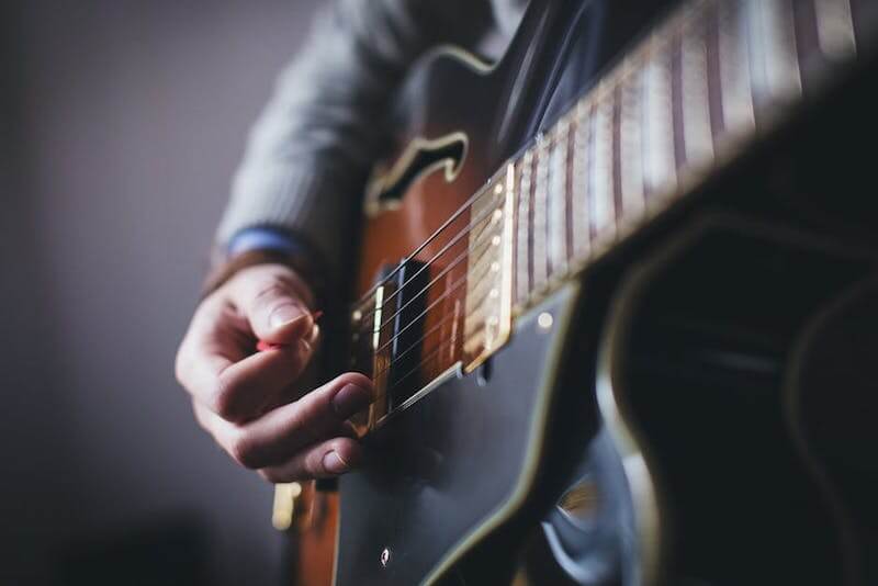 comment jouer vite guitare coordination