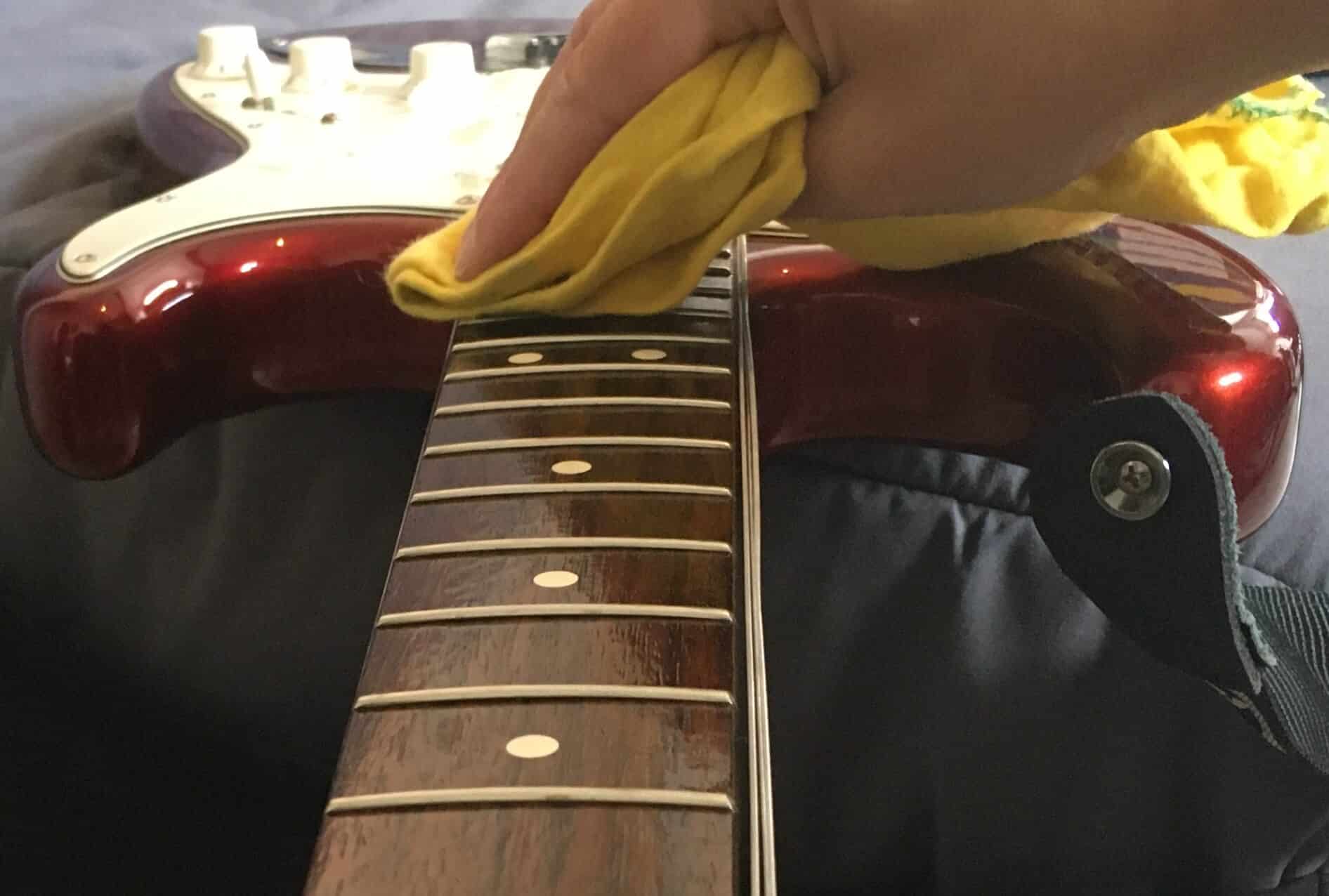 Retrait du surplus d'huile de citron avec un chiffon propre | MyGuitare