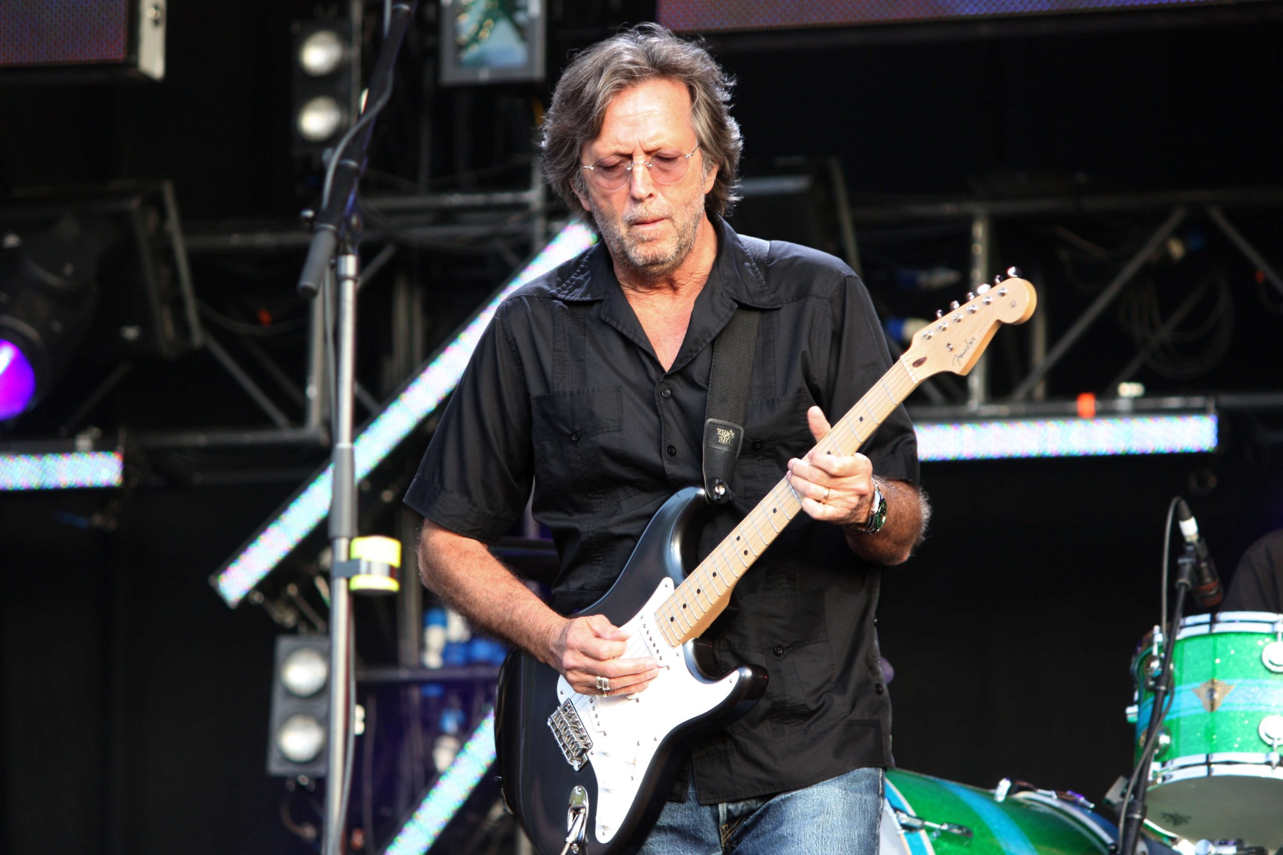 Eric Clapton joue de la guitare en position normale | MyGuitare