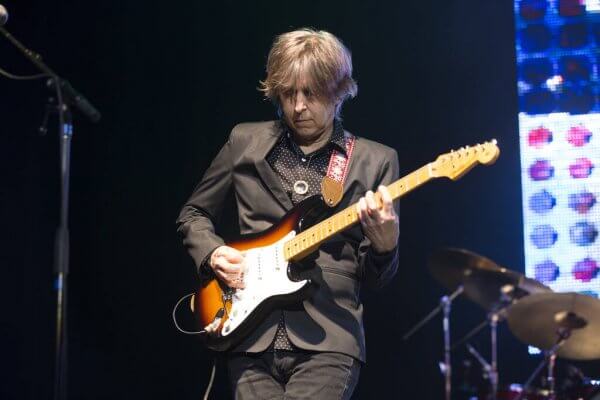 Eric Johnson joue de la guitare en position haute | MyGuitare